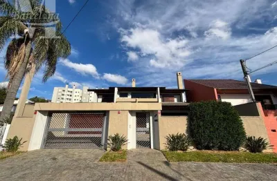 Casa a venda no bairro seminário. amplo jardim. 4 quartos. espaço gourmet. 6 vagas de garagem.