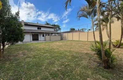 Casa a venda no bairro seminário. amplo jardim. 4 quartos. espaço gourmet. 6 vagas de garagem.