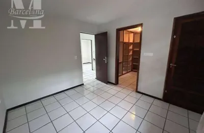 Sobrado em rua sem saída, atrás concessionária barigui, próx mall flow,  entre av das torres e salgado filho.  excelente localização.