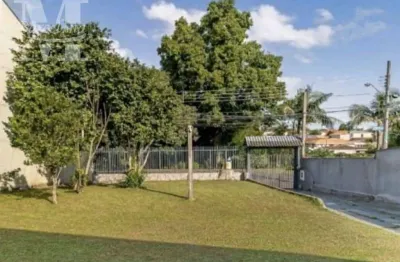 Casa à venda no santa cândida. 3 quartos, edícula com churrasqueira e 2 vagas de garagem.