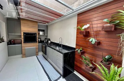 Sobrado, mobiliado, diferenciado e atualizado. 3 quartos, suíte, churrasqueira e closet. impecável