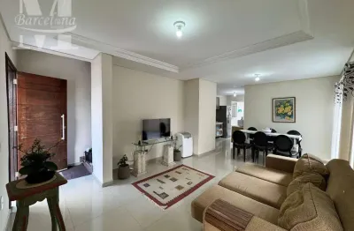 Sobrado à venda em condomínio – 3 dormitórios – 1 suíte – barreirinha – condomínio garibaldi das araucárias - 4 vagas de garagem