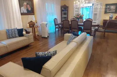 Linda casa dentro de condomínio no centro de itaipava e bem próxima a br040.