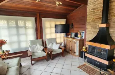 Casa muito charmosa dentro de condomínio bem no centro de itaipava!