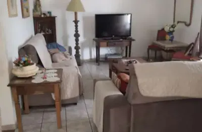 Casa com 3 dormitórios, sendo 1 suíte, sala, cozinha, copa, 2 lavanderias, quarto com banheiro no fundo, 4 vagas de garagem. edícula.