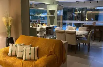 Excelente apartamento de 2 suítes no bairro cabeçudas em itajaí sc