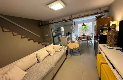 Excelente sobrado gemindado de 3 dormitórios no bairro são joão em itajaí sc