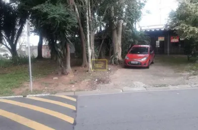 Ótima casa de frente para praça, uma boa localização e arborizado!