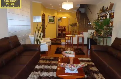 Excelente sobrado, reformado, com de 300 m² de área construída!
