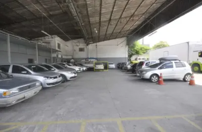 Prédio comercial com pátio de estacionamento para locação no bairro do limão