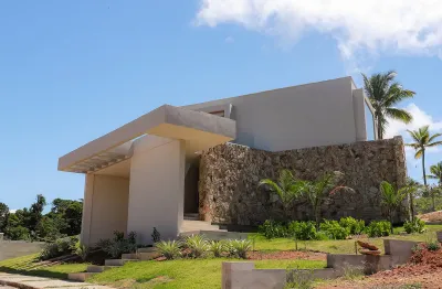 Casa nova de alto padrão, com acesso a duas praias particulares.