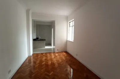 Impecável no rio comprido! apto reformado, arejado, piso taco restaurado, 2 quartos amplos + dependência – isento de iptu