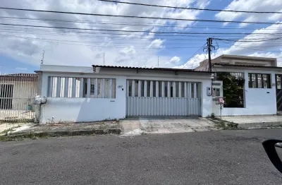 Casa à venda na Avenida Professor Nilton Lins, Flores, Manaus