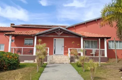 Casa térrea com duas piscinas e quatro dormitórios. excelente localização