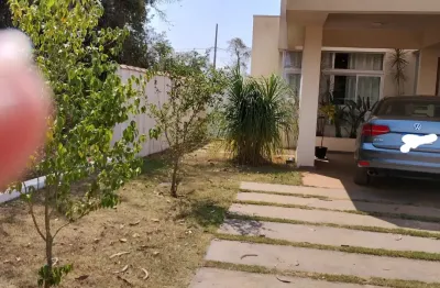 Linda casa térrea, totalmente acessível. lindo pomar com várias frutas produzindo.