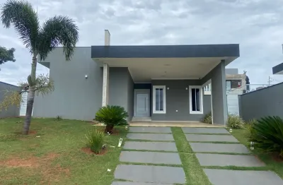 Casa térrea localizado em condomínio fechado ninho verde 2. excelente localização. vista deslumbrante.