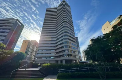 Ótimo apartamento bem localizado, andar alto, nascente 5 suítes, 5 vagas