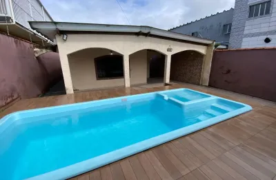 Casa com piscina, para venda na cidade de peruibe, litoral sul de sp