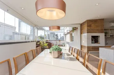 Maravilhosa cobertura duplex face norte com 215m² privativos