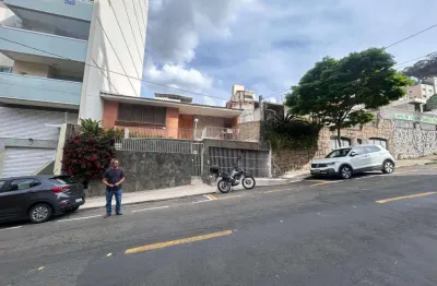 Casa com 4 quartos para alugar na Rua Barão de Cataguases, 495, Santa Helena, Juiz de Fora