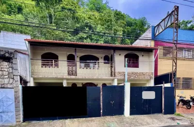 Casa com 4 quartos à venda na Rua Francisco Vaz de Magalhães, 318 E 320, Cascatinha, Juiz de Fora