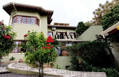 Imóvel de Luxo na Vila Petrópolis: Casa com 3 quartos, 3 suítes, 5 salas, 5 banheiros, 4 vagas de garagem e 401m² em Atibaia-SP.