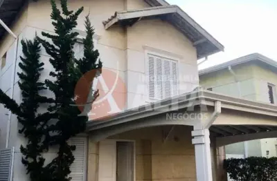 Linda Casa com 04 Dormitórios sendo 02 Suítes - Condomínio  - Granja Viana - SP