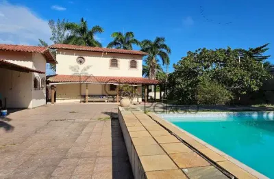 Casarão com 3 quartos,  piscina e terreno enorme à venda em araçatiba.