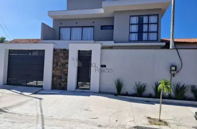 Belíssima casa com 4 quartos sendo 3 suítes à venda em piratininga, niterói rj.