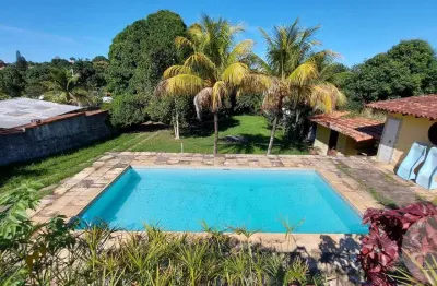 Vende-se ótima chácara com piscina e quatro quartos em excelente localização!