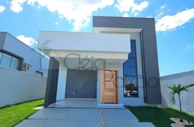 Belíssima casa com 3 quartos,  piscina e área gourmet à venda em condomínio.