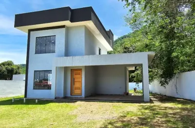 Belíssima casa com 2 andares em condomínio fechado com 3 quartos sendo 2 suítes