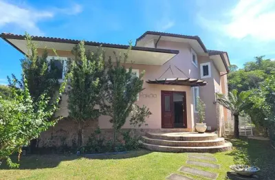 Casa belíssima com 4 quartos,  piscina e área gourmet à venda em maricá rj.