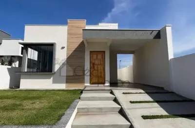 Ótima casa com dois quartos e garagem coberta, à venda em condomínio fechado.