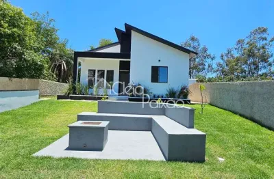 Casa incrível com dois quartos e terreno inteiro à venda em jacaroá, maricá rj.