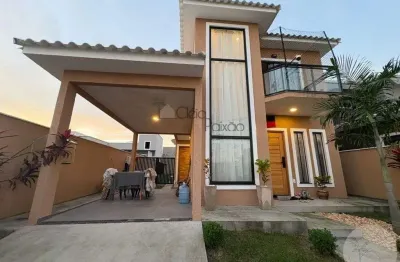 Ótima casa dúplex com duas suítes à venda em condomínio fechado, Maricá RJ.