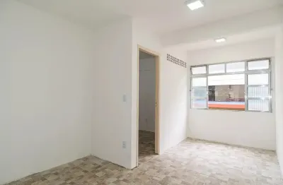 Apartamento reformado, com suíte e uma vaga, em excelente localização