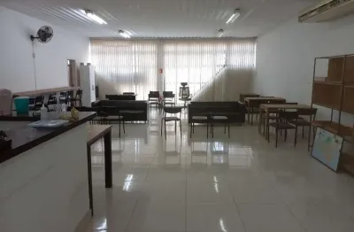 Salão Sobreloja com excelente espaço, bem localizado, com 2 wc, balcão e cozinha, muito clean.