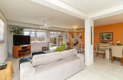 Casa em condomínio de 4 quartos 2 suítes com 4 vagas à venda no bairro Chácara das Pedras em Porto Alegre