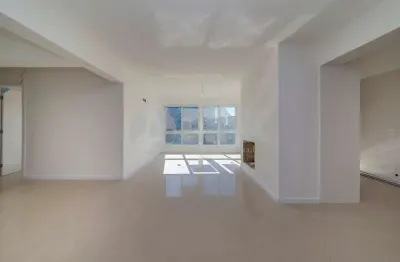 Apartamento de 3 dormitórios sendo 1 suíte com 3 vagas de garagem à venda no bairro passo da areia em porto alegre próximo ao shopping iguatemi