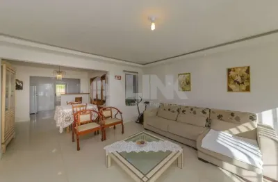 Casa com 3 quartos à venda no bairro Chácara das Pedras em Porto Alegre