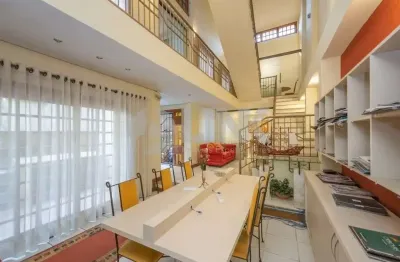 Casa semimobiliada com 5 quartos sendo 1 suíte e 3 vagas de garagem à venda no bairro higienópolis em porto alegre