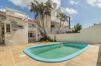 Casa com 4 quartos sendo 1 suíte e 3 vagas de garagem à venda no bairro menino deus em porto alegre