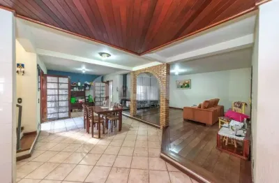 Casa de 3 quartos com 4 vagas à venda no bairro Auxiliadora em Porto Alegre