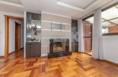 Apartamento Garden semimobiliado com 3 quartos sendo 1 suíte e 3 vagas de garagem à venda no bairro Menino Deus