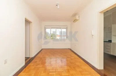Apartamento semimobiliado com 2 quartos e 1 vaga à venda no bairro santana em porto alegre