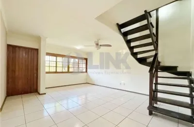 Casa estilo sobrado com 3 quartos e 2 vagas à venda no bairro Morro Santana em Porto Alegre