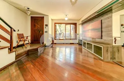 Casa de 3 quartos com 3 suítes e 2 vagas à venda no bairro Menino Deus em Porto Alegre