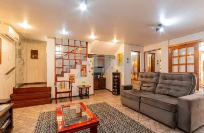 Casa de 3 quartos com 2 vagas de garagem à venda no bairro teresópolis em porto alegre