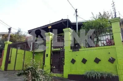 Casa de 5 dormitórios sendo 1 suíte à venda com 5 vagas de garagem em Porto Alegre, no bairro Vila Ipiranga, próximo à Av. Saturnino de Brito
